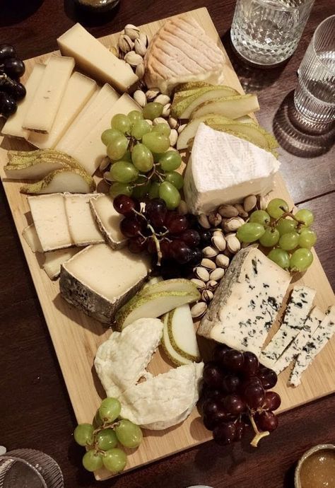 Cheese Platter Presentation, Charcuterie Lunch, Cheese Bar, 21 Diner, Catering Ideas Food, Charcuterie Inspiration, Christmas Dinner Party, Bulgarian Recipes, Party Food Platters