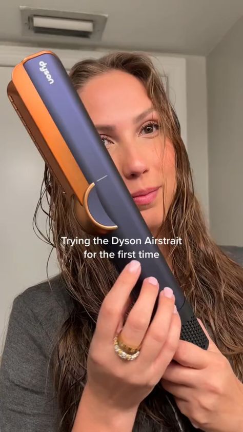 🛍️ The Dyson Air Strait! This is Amazing 😍 We love Dyson ✨👏 #dyson #dysonairwrap #amazonfinds #reels #home #girlfinds #girl #musthave #amazing #viral (Via carolinapeterscosta on tiktok) Curls With Straightener, Dyson Hair, Dyson Hair Dryer, Dyson Airwrap, Hair Control, Flat Iron Hair Styles, Natural Hair Updo, Love Your Hair, Hair Routine