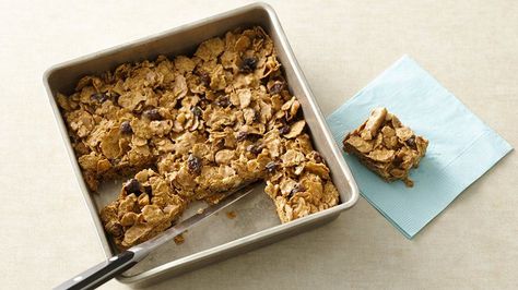 Betty Crocker's Heart Healthy Cookbook shares a recipe! Total® Raisin Bran cereal provides a simple addition to homemade nutty raisin bars. Perfect for an on-the-go breakfast! Easy Breakfast Bar, Raisin Bran Cereal, Raisin Bran, Breakfast Bars Recipe, Bran Cereal, Apple Breakfast, Betty Crocker Recipes, Healthy Cook Books, French Recipes