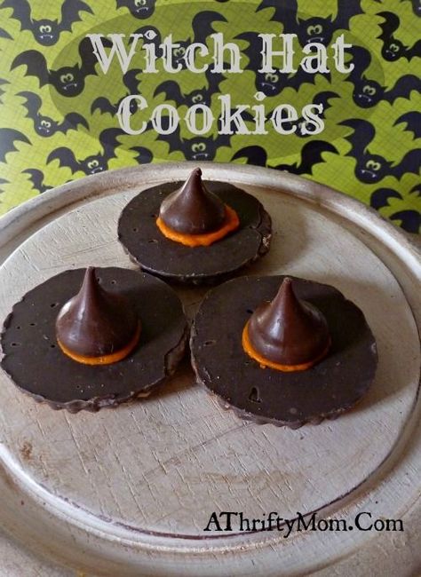 Raspberry Desserts Easy, Halloween Cookies Recipes, Easy Halloween Cookies Recipes, Easy Halloween Treats, Witch Hat Cookies, Witch Cookie, Postres Halloween, Halloween Cookie Recipes, Healthy Halloween Treats