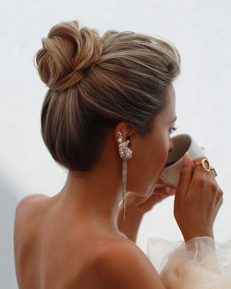 Swept-Back Wedding Hairstyles: 30+ Best Looks & Expert Tips Check more at https://ladyhermosa.com/swept-back-wedding-hairstyles-30-best-looks-expert-tips/ Formal Bun, Pin Up Curls, High Updo, Twist Cornrows, Formal Updos, Wedding Hairstyles For Medium Hair, Wedding Hairstyles Medium Length, Wedding Hair Up, Mother Of The Bride Hair