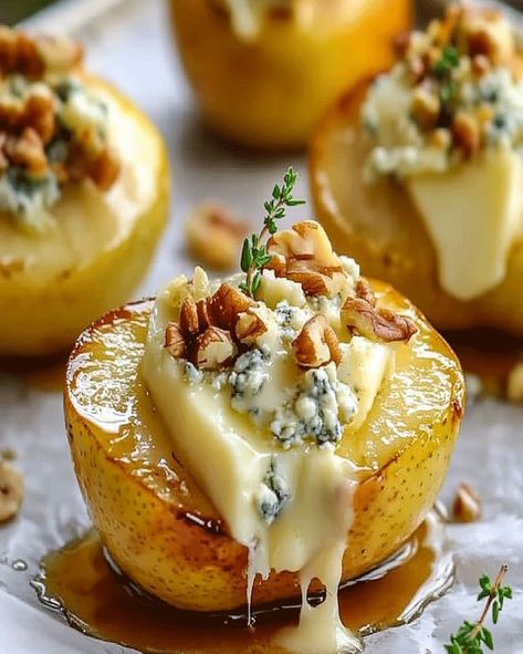 Pears With Blue Cheese, Blue Cheese Appetizers, Roasted Pears, Blue Cheese Recipes, Fancy Appetizers, Baked Pears, Roasted Pear, Elegant Appetizers, Pear Recipes