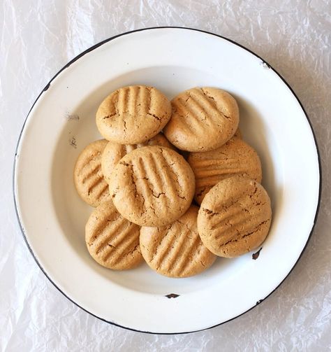 Chewy Chickpea and Peanut Butter Cookies Chickpea Flour Recipes, Healthy Biscuits, Chickpea Cookies, Crunchy Peanut Butter, Chewy Chocolate Cookies, Chunky Peanut Butter, Peanut Recipes, No Flour Cookies, Walnut Cookies