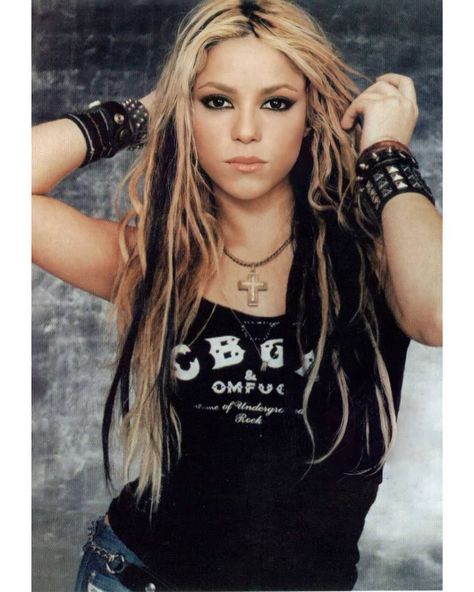 Shakira Early 2000s, Iconic Shakira Outfits, Young Shakira, Shakira 2000s, Rockstar Hairstyles, Shakira Outfits, Twst Oc, Shakira Hair, 2000s Fashion Icons