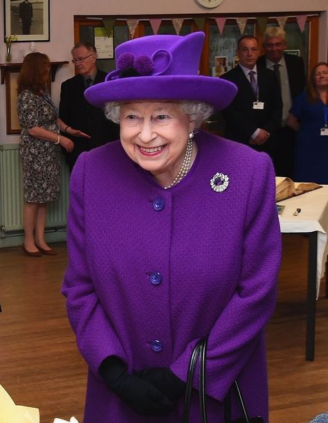 Queen Hat, Rainha Elizabeth Ii, Queen E, King George Vi, Hm The Queen, Royal Family England, Queen Outfit, Reina Isabel Ii, Elisabeth Ii