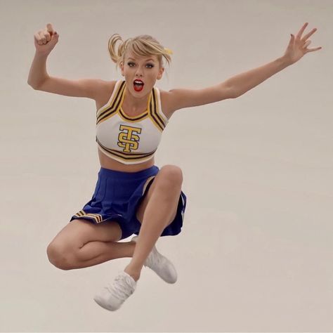 Estilo Taylor Swift, Taylor Swift Outfits, Shake It Off, Taylor Alison Swift, Cheerleading, Taylor Swift, Swift, Music Videos, Queen