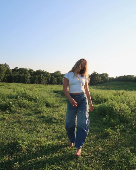 sometimes simple is better Our Tommy barrel leg jeans let a simple outfit still stand out 🫶🏽 #newarrivals #onlineboutique #barreljeans #shopsmall Light Blue Corduroy Pants Outfit, Free People Barrel Jeans Outfit, Barrel Jean Outfit, Style Barrel Jeans, How To Style Barrel Jeans, Black Barrel Jeans Outfit, Barrel Jeans Outfit, Jeans And Heels Outfit, Loose Jeans Outfit