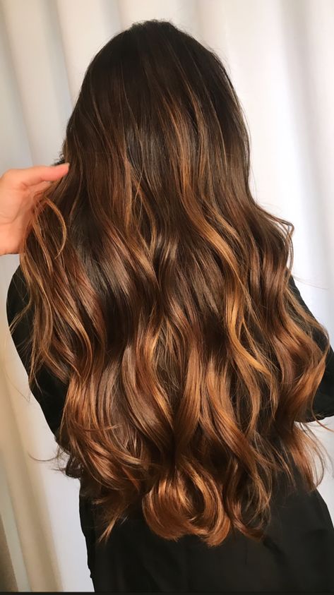 Cabelo morena iluminada ✨ tons de mel e caramelo com pontos de luz. #honey #caramel #hair #hairchange Caramel Sunset Hair, Honey Caramel Hair, Balayage Hair Morenas, Hair Caramel, Sunset Hair, Honey Caramel, Angled Bob Hairstyles, Hair Color Burgundy, Hair Upstyles