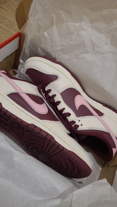 Zapatos nike dia de San Valentín 2023 color rosa color vinotinto Dunks 2023, Nike Dunk Low Valentines Day, Dunk Low Valentines Day, Dunks Outfit, Low Dunks, Shoe Designs, Valentine's Day Outfit, Nike Dunk Low, Dream Shoes