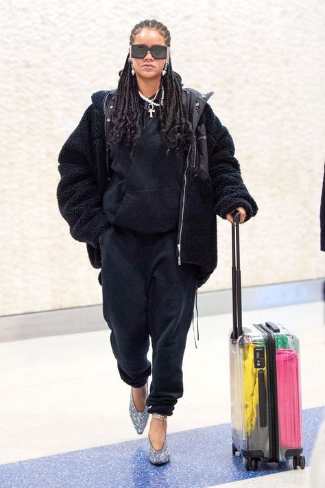 Rihanna Wears Sparkly $1,600 Heels to the Airport, Lets TSA Know She's That Bitch Rihanna Airport Style, Rihanna Airport, Casual Heels Outfit, Rihanna Street Style, Looks Rihanna, Mode Rihanna, Rihanna Outfits, Rihanna Looks, Moda Streetwear