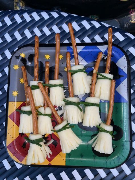 Harry Potter Themed Snacks, Harry Potter Dinner, Witches Broomstick, Fun Halloween Snacks, Harry Potter Snacks, Harry Potter Parties Food, Harry Potter Movie Night, Harry Potter Marathon, Halloween Appetizers Easy