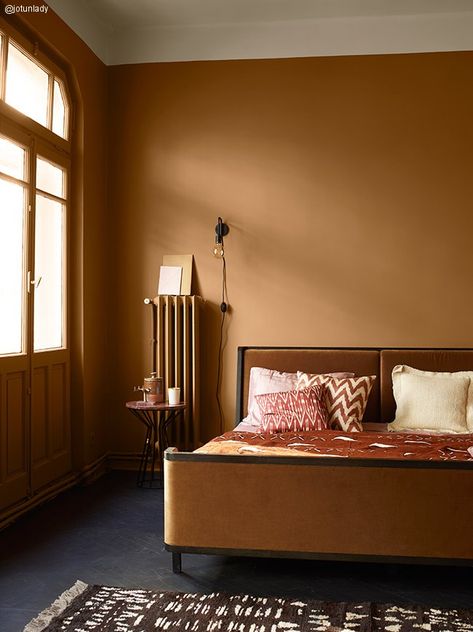 Caramel coloured bedroom with Art Deco style Plum Room, Victorian Front Doors, Jotun Lady, Remodel Farmhouse, Yellow Ceiling, Yellow French, Burgundy Rugs, Wedding Wall, Dark Interiors