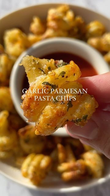 Parmesean Pasta, Garlic Parmesan Pasta, Parmesan Chips, Pasta Chips, Potato Pasta, Party Snack Food, Parmesan Pasta, Herb Seasoning, Food Truck Design