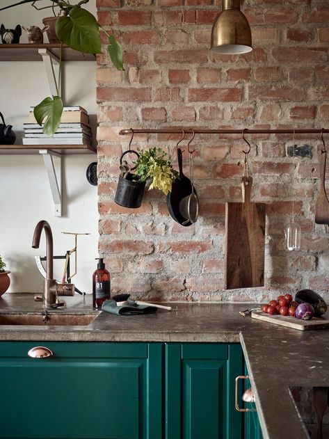 Scandi Apartment, Exposed Brick Kitchen, Black And Grey Kitchen, Brick Wall Kitchen, Small Studio Apartment Decorating, Vintage Apartment, Brick Kitchen, Brick Backsplash, Appartement Design