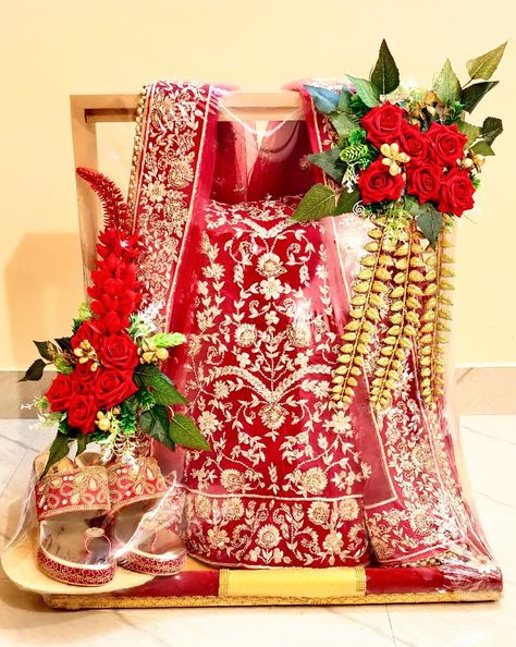 Aana Decoration Wedding, Lehnga Packing Ideas Wedding, Marawa Packing Ideas, Bridal Dress Packing, Wedding Trays Decoration Indian Trousseau Packing, Lehenga Packing Ideas Wedding, Wedding Packing Ideas Indian For Bride, Wedding Trays Decoration Indian Ideas, Bridal Dress Packing Ideas