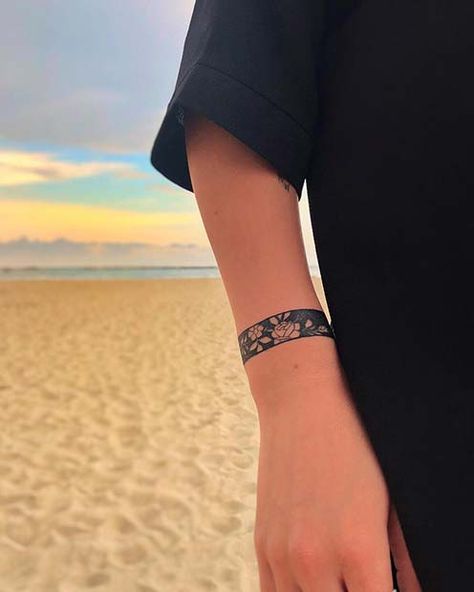 Tattoos Pulseras, Bracelet Tattoo Ideas, Botanisches Tattoo, Wrist Bracelet Tattoo, Tattoo Band, Cuff Tattoo, Create A Tattoo, Bracelet Tattoo, Armband Tattoos