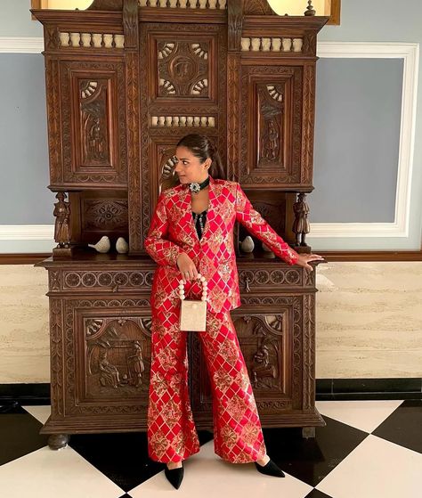 Power Dressing Can never go out of style. Weddings and festive are around the corner. Get your hands on Bridgeton Red Silk Pantsuit. Shop the look on the website or dm us for details. www.shriyasinghi.com #shriyasinghi Power dressing, festive pantsuits, pantsuits, fusion wear, banarasi pantsuit, banarasi silk, banaras Banarasi Blazer, Silk Pantsuit, Silk Pant Suit, Structured Blazer, Silk Pant, Power Dressing, Zari Work, Pant Suit, Pant Length