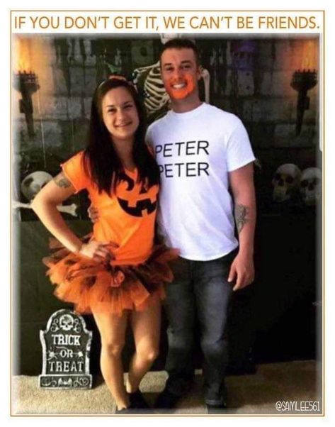 Diy Funny Halloween Costumes, Halloween Costume Couple, Creative Halloween Costumes Diy, Meme Costume, Halloween Costumes Diy Couples, Funny Couple Costumes, Funny Couple Halloween Costumes, Diy Couples Costumes, Best Couples Costumes