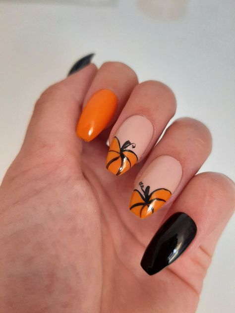 Manicure Natural, Halloween Nail Ideas, Holloween Nails, Halloween Manicure, Pumpkin Nails, Seasonal Nails, Halloween Nail Designs, Halloween Nail, Halloween Nail Art