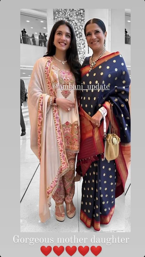 Radhika Merchant Outfits, Nita Ambani Suits, Poses With Mom, Gold And White Outfit, Anant Ambani And Radhika Merchant, Beautiful Pose, Radhika Merchant, Anant Ambani, Mukesh Ambani