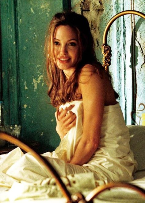 Angelina Jolie Young, Uk Icon, Mr And Mrs Smith, Mr & Mrs Smith, Angelina Jolie Photos, Mrs Smith, Mr And Mrs, Angelina Jolie, Brad Pitt