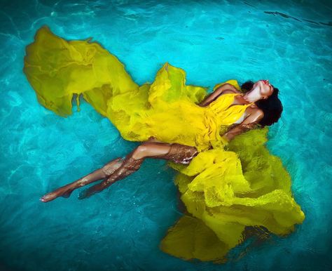 Pool Photoshoot, Underwater Photoshoot, Flying Dress, Quinceanera Ideas, Pool Fashion, Underwater Art, Popular Photography, Photography Posing Guide, Photography Gallery