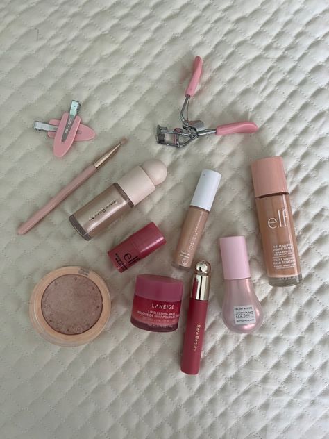 Drugstore Makeup Aesthetic, Makeup Set Aesthetic, Pink Makeup Products Aesthetic, Glow Makeup Natural, Girly Makeup Aesthetic, Soft Glow Makeup, Makeup Inspo Simple, Natural Makeup Pink, Pink Makeup Products