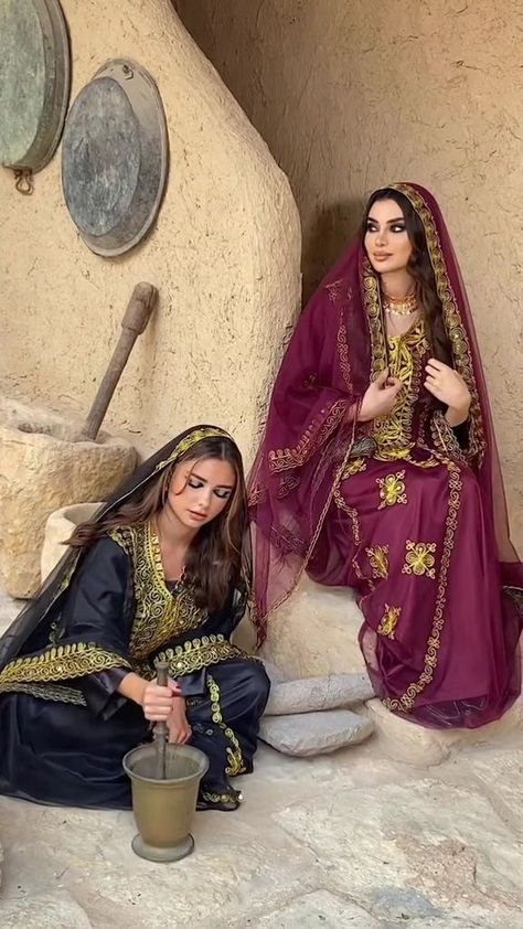 Saudi Arabia Costume, Saudi Arabia Clothing, Iranian Clothes, Saudi Traditional, Wedding Video Inspiration, Aesthetic Culture, After Wedding Dress, Saudi Arabia Culture, Arabic Clothing