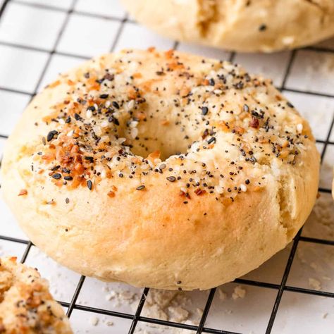 How To Make Bagels, Gluten Free Bagels, Cheese Bagels, Keto Bagels, Donut Decorations, Homemade Bagels, Bagel Recipe, Diet Vegetarian, Everything Bagel