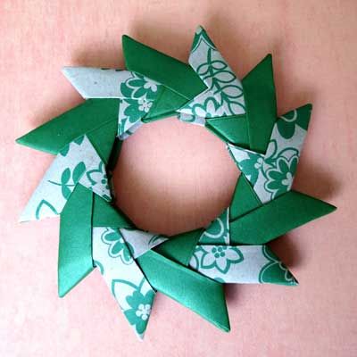 Origami Chakra / Wheel (Ancella Simoes) | EZ Origami Modular Origami Wreath, Oragami Christmas Ornaments Step By Step, Origami Wreath Tutorial, Origami Art Tutorial, Chakra Wheel, Origami Christmas Decorations, Origami Christmas Wreath, Origami Christmas Star, Holiday Origami