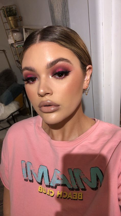 Makeup For Hot Pink Outfit, Colorful Smokey Eye, Neon Pink Makeup Looks, Neon Pink Makeup, Neon Pink Eye Makeup, Neon Pink Makeup Looks Black Women, Hot Pink Smokey Eye Makeup, Dark Pink Smokey Eye, Neon Pink Liner Makeup