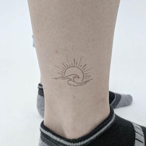 Sun Water Tattoo Small, Hayley Tattoo, Wellen Tattoo, Simple Wave Tattoo, Wave Tattoos, Tattoo Sonne, Small Wave Tattoo, Sunset Tattoo, Minimalist Tattoo Small