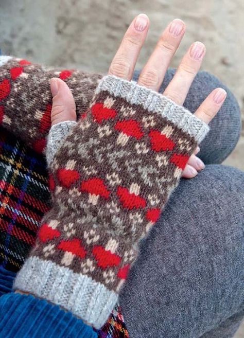 Adorable mushroom mittens - knitting pattern by spillyjane Knitted Gloves Mittens, Bracelet Crochet, Indie Hipster, Fair Isles, Fingerless Mitts, Mittens Pattern, Hipster Outfits, Fingerless Mittens, Wrist Warmers