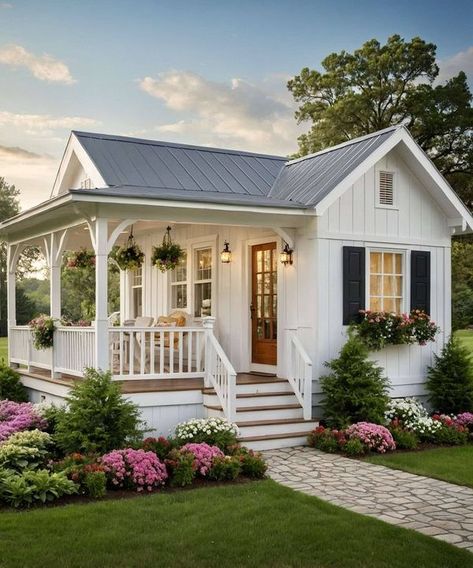 Small But Beautiful Homes, Tiny Home Aesthetic, Wallpaper Snoopy, Farmhouse Sheds, Cute Small Houses, Farm Property, Small Dream Homes, Small House Exteriors, Small Country Homes