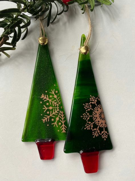 Fused Glass Christmas, Glass Fusion Ideas, Glass Christmas Decorations, Fusion Art, Glass Christmas Tree Ornaments, Snowflake Design, Glass Christmas Tree, Fused Glass Art, Snowflake Designs