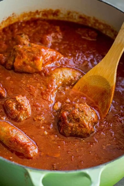 The Best Authentic Italian Sunday Gravy (Sugo) - Coley Cooks Best Italian Tomato Sauce Recipe, Italian Sunday Sauce, Italian Sunday Gravy, Italian Sauce Recipes, Italian Spaghetti Sauce, Italian Gravy, Homemade Sausage Gravy, Italian Dinners, Homemade Spaghetti Sauce Recipe