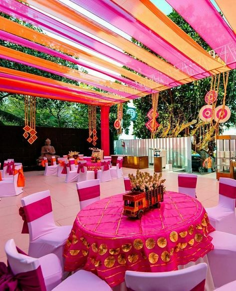 Sangeet Event Decoration, Bright Decor Ideas, Rajasthani Haldi Decor, Punjabi Wedding Decor, Wedding Table Deco, Mehndi Decoration, Unique Event Decor, Haldi Ceremony Decorations, Mehendi Function