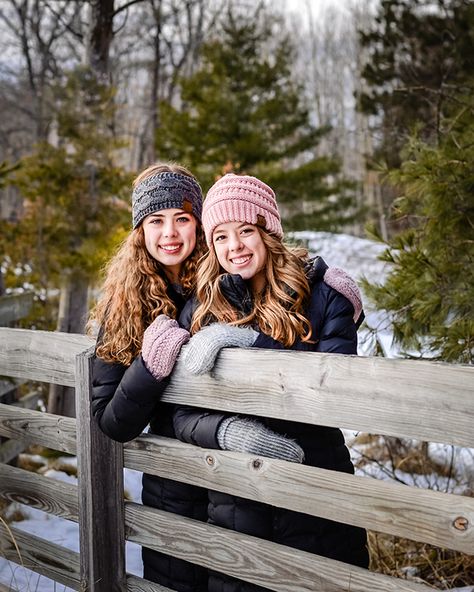 Christmas Sister Photoshoot, Sister Christmas Pictures, Sister Holiday Pictures, Sisters Christmas Photoshoot, Outdoor Sister Photoshoot, Sister Winter Photoshoot, Brothers Photo, Winter Family Photography, Xmas Pics