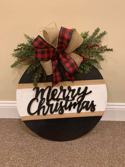 Round Welcome Sign Christmas, Cricut Round Wood Signs Christmas, Circular Christmas Sign, Merry Christmas Circle Sign, Merry Christmas Round Wood Sign, Christmas Signage, Round Signs, Wooden Wreaths, Signs Diy