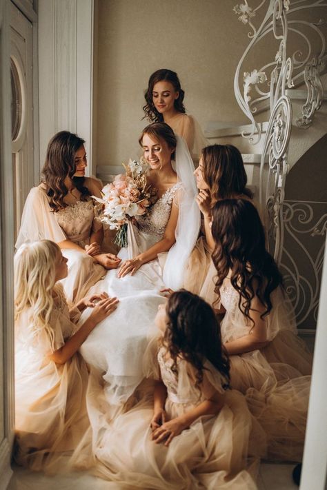 Wedding Preparation Photos Bridesmaids, Bride Maids Photoshoot, Bridesmaid Photoshoot Ideas Group Shots, Bridesmaid Photoshoot Ideas, Bridesmaid Pics, Bridesmaids Poses, Wedding Preparation Photos, Bride And Bridesmaid Pictures, Wedding Group Photos