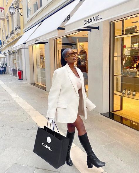 Black Girls Luxury Lifestyle, Rich Girl Aesthetic, Black Femininity, Black Luxury, Classy Aesthetic, Future Lifestyle, Women Lifestyle, Rich Girl, Up Girl