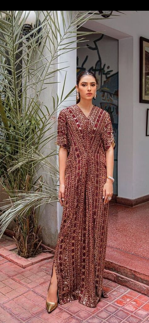 This red kaftan is ideal for barat bridesmaid Kaftan Dress Modern Party Wear, Kaftan Party Wear, Kaftan Designs Pakistani, Pakistani Kaftan Designs, Kaftans Dresses Modern, Bridesmaid Dresses Pakistani, Pakistani Kaftan, Party Wear Kaftan Dress, Kaftan Dress Modern