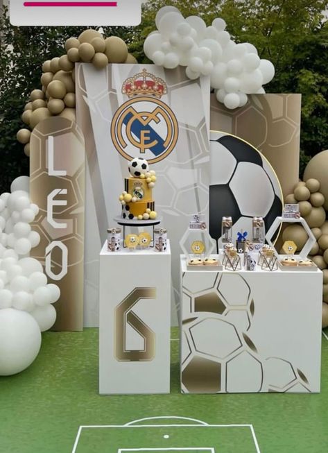 Real Madrid Balloon Decoration, Real Madrid Theme Birthday Party, Cr7 Birthday Party Ideas, Ronaldo Birthday Party Ideas, Real Madrid Party Ideas, Real Madrid Birthday Party Decoration, Real Madrid Birthday Party, Real Madrid Birthday, Boys Soccer Birthday Party