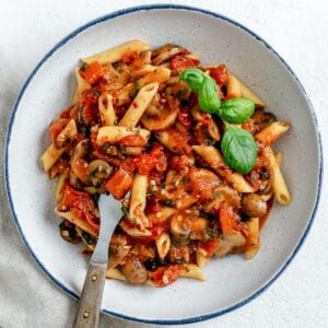 This Spicy Tomato Basil Pasta is full of flavor and is so comforting! It's easy to make and easy to make gluten-free as well! #plantbasedonabudget #tomato #basil #pasta Curry Pasta, Vegan Pasta Dish, Vegan Dinner Recipes Easy, Tomato Basil Pasta, Basil Pasta, Vegan Pasta Recipes, Easy Vegan Dinner, Vegan Pasta, Tomato Basil