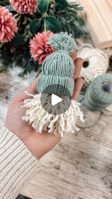 Gnome Yarn Ornaments Diy, Diy Yarn Christmas Knomes, Diy Gonk, Mini Gnomes Diy, Gnome Christmas Ornaments Diy, Diy Gnomes How To Make, Yarn Gnomes Diy, Diy Gnomes Tutorials, Gnomes Crafts Diy