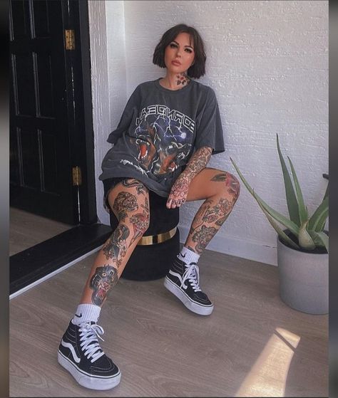 Comfy Tattoo Outfit, Tattooed Style Fashion, Stefaniexlee Outfits, Tattoo Outfit Ideas, Tattoo Artist Fashion, Tattooed Woman Outfits, Tattooed Women Outfits, Tattoo Artist Outfit Style, Tattoo Artist Aesthetic Outfit