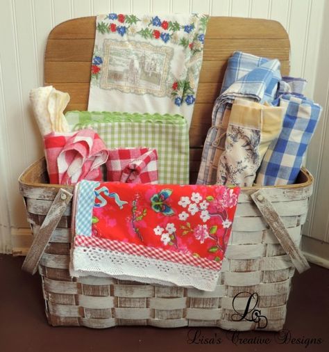 A Vintage Picnic Basket Display Vintage Picnic Basket Display, Vintage Picnic Basket Decor, Picnic Basket Decor, Wire Basket Ideas, Decorating With Baskets, Vintage Kitchen Display, Primitive Laundry Rooms, Decorate With Baskets, Vintage Wallpaper Patterns