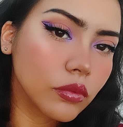 Morado Púrpura Lila Delineado Tendencia 2021 Make Up Morado, Simple Cute Makeup Looks, Makeup Morado, Aesthetic Eyeliner, Rock Makeup, Dewy Makeup Look, Natural Eye Makeup Tutorial, Candy Makeup, Classic Makeup