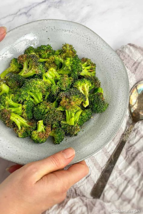 Air Fryer Brocoli (frais et surgelé) - No Sweat Vegan Broccoli Airfryer, Broccoli In The Air Fryer, Air Fryer Broccoli, Crispy Broccoli, Air Fryer Recipes For Beginners, Seasoned Broccoli, Fried Kale, Frozen Sweet Potato Fries, Recipes For Chicken