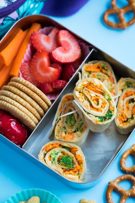 Healthy Veggie Tortilla Rollups with Hummus - Packed Lunch Photo Veggie Tortilla, Tortilla Rollups, Sandwich Vegetarian, Kotak Bento, Vegetarian Sandwich Recipes, Healthy Hummus, Healthy Packed Lunches, Plats Healthy, Healthy Veggie